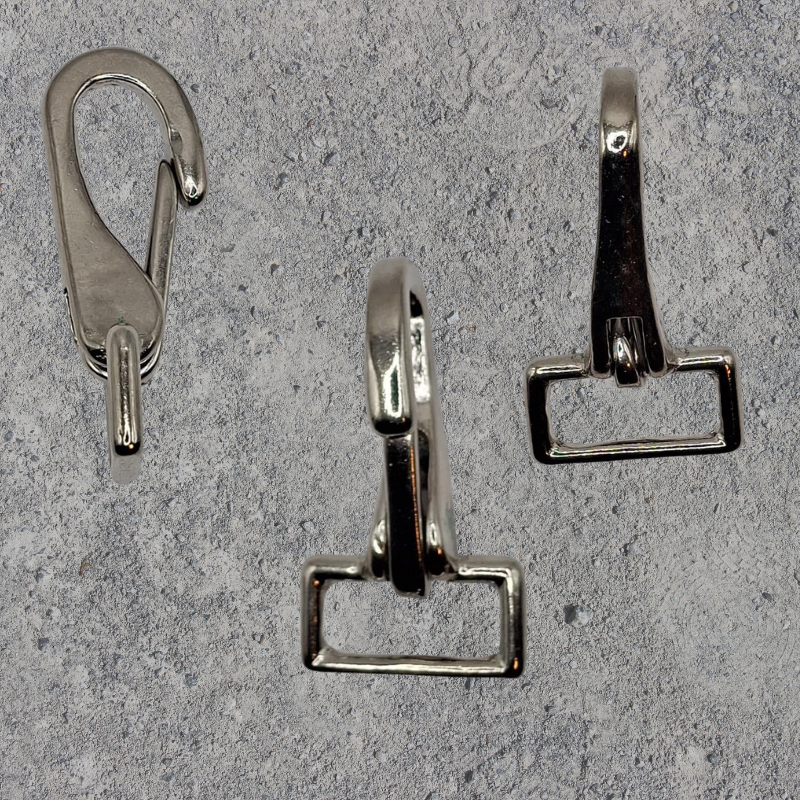 Massiver Gurtkarabiner aus Metall, vernickelt, speziell für Lederriemen oder Nylongurte.
Die Schließe ist sehr massiv. Der Karabiner wird durch eine Feder zuverlässig geschlossen gehalten.
Sowohl der Karabiner als auch der Riemendurchlass ist aus massiven Metall und starr miteinander verbunden.
Mögliche Anwendungsbereiche:
im Reitsport,
als Schlüsselanhänger,
im Haus, Hof und Garten,
an Leine und Halsband für sämtliche Haustiere, beim Camping, zelten und sonstige Outdoor-Aktivitäten,
für alle ander