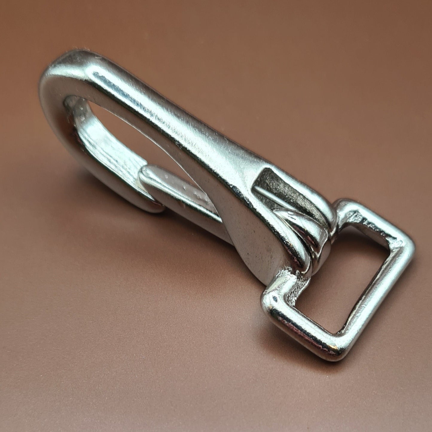 Gurtkarabiner in silberfarben (Zinkdruckguss, Messing, vernickelt) für Gurte / Riemen bis 18 mm - BenniBerto.de