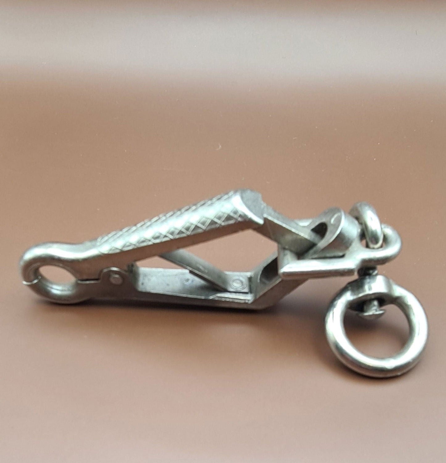 Scherenkarabiner / Zangenkarabiner 83 g (Zinkdruckguss, vernickelt) speziell für Hundeleinen 90mm (zuzüglich Öse) - BenniBerto.de