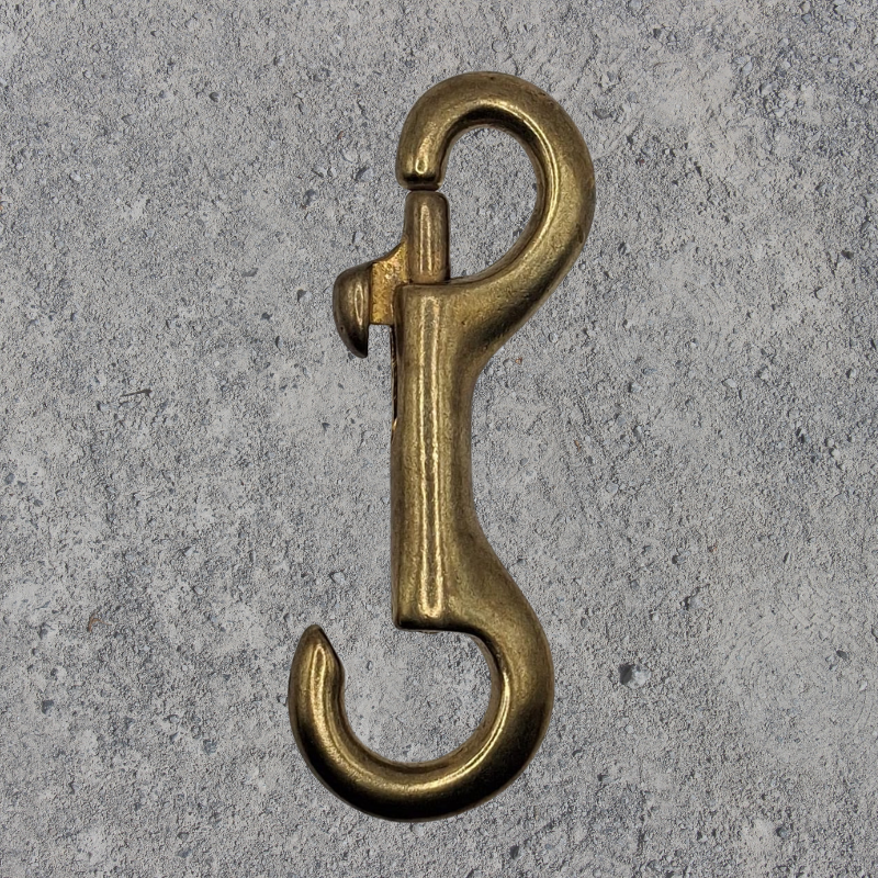 Dieser Karabiner eignet sich sehr gut für vielseitige und variable Einsatzmöglichkeiten. Er ist sehr gut als Seilführung geeignet, da das Seil nach Belieben ein- und ausgehakt werden kann.

Anwendungsbereiche: Haus, Hof und Garten, Camping, Outdoor, Tierhaltung (Hund, Katze, Maus und Pferd) sonstige Hobbys, wo Haken und Karabiner nützlich sein können.

Maße:
Länge: ca. 8,5 cm
Breite: ca. 3,5 cm (breiteste Stelle: Haken)
Gewicht: ca. 55g