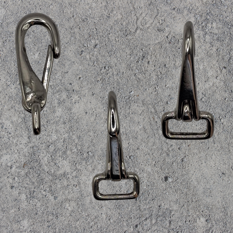 Massiver Gurtkarabiner aus Metall, vernickelt, speziell für Lederriemen oder Nylongurte.

Die Schließe ist sehr massiv. Der Karabiner wird durch eine Feder zuverlässig geschlossen gehalten.
Sowohl der Karabiner als auch der Riemendurchlass ist aus massiven Metall und starr miteinander verbunden.

Mögliche Anwendungsbereiche:
im Reitsport,
als Schlüsselanhänger,
im Haus, Hof und Garten,
an Leine und Halsband für sämtliche Haustiere, beim Camping, zelten und sonstige Outdoor-Aktivitäten,
für alle ande